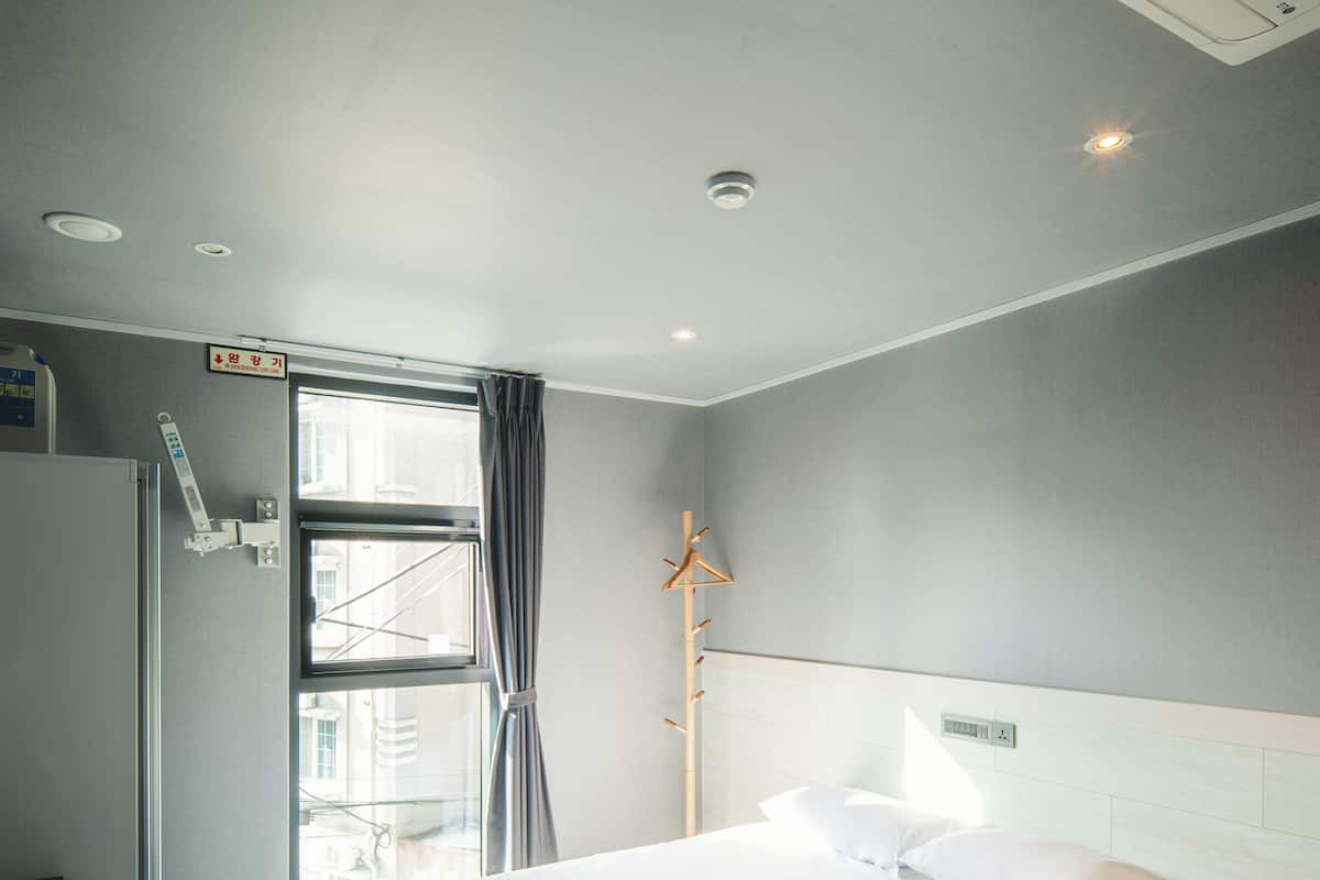 Dobbeltrom | Safe på rommet, lydisolert, wi-fi (inkludert) og sengetøy