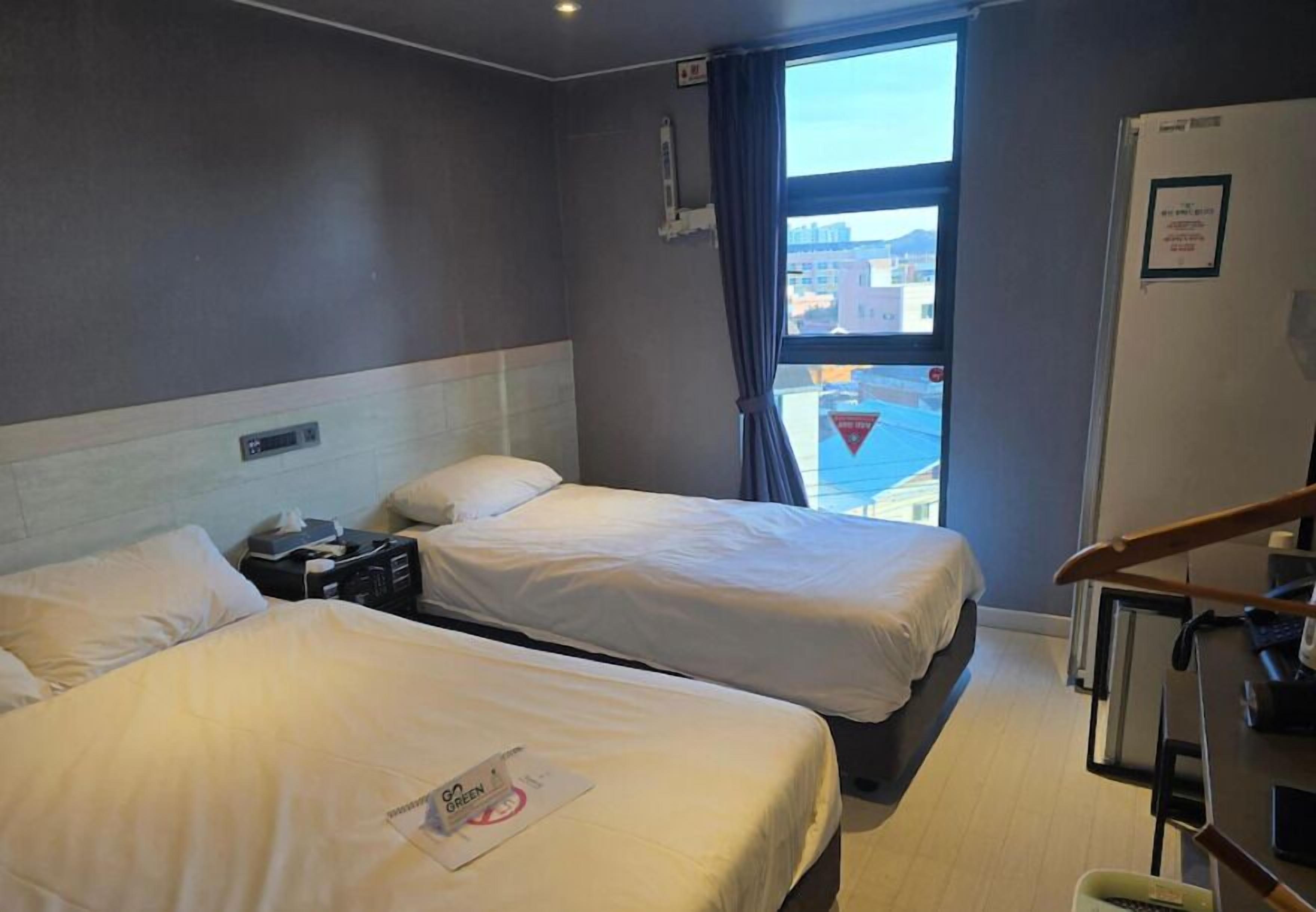 deluxe room | in-room safe, soundproofing, free wifi, bed sheets