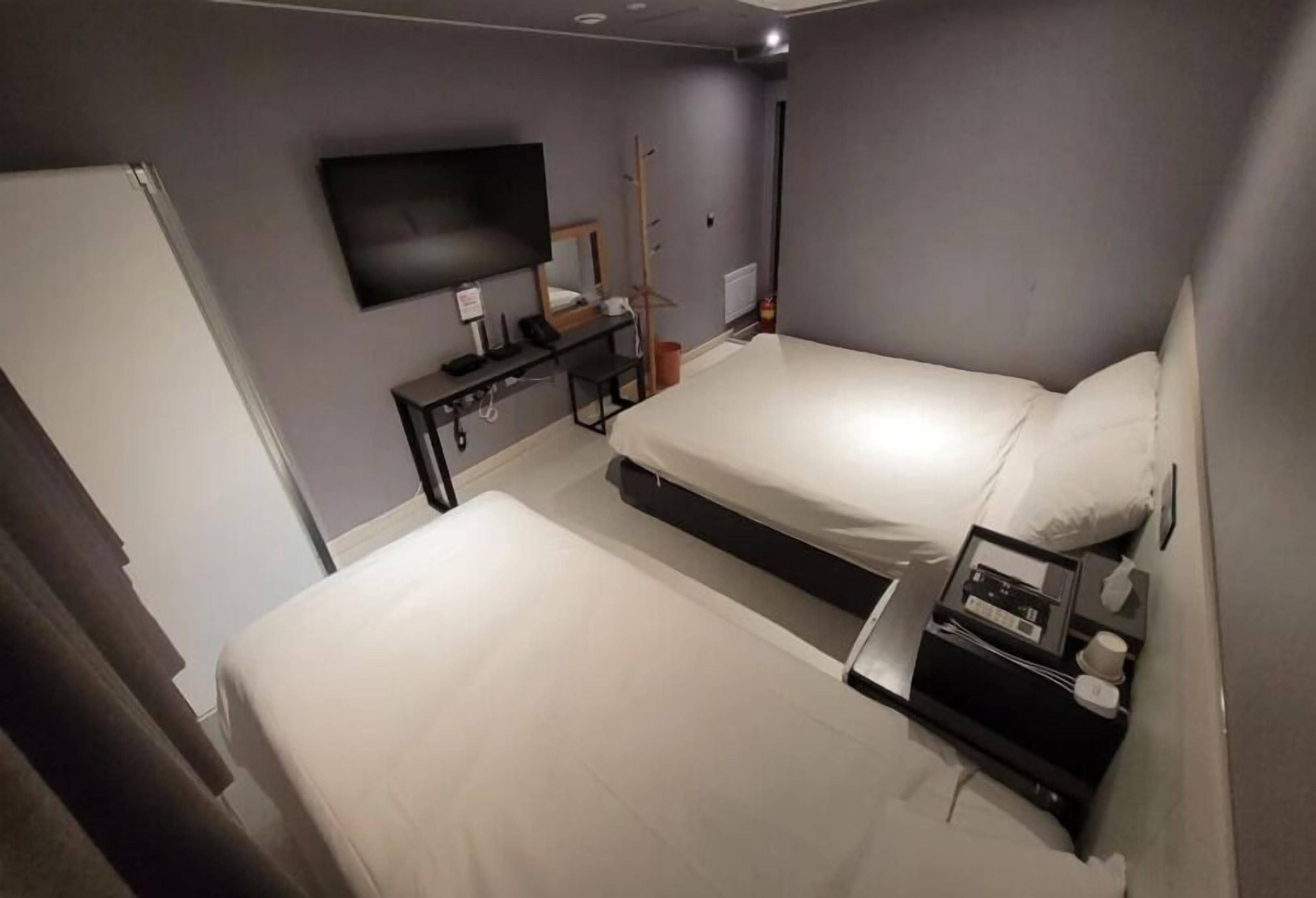 deluxe room | in-room safe, soundproofing, free wifi, bed sheets