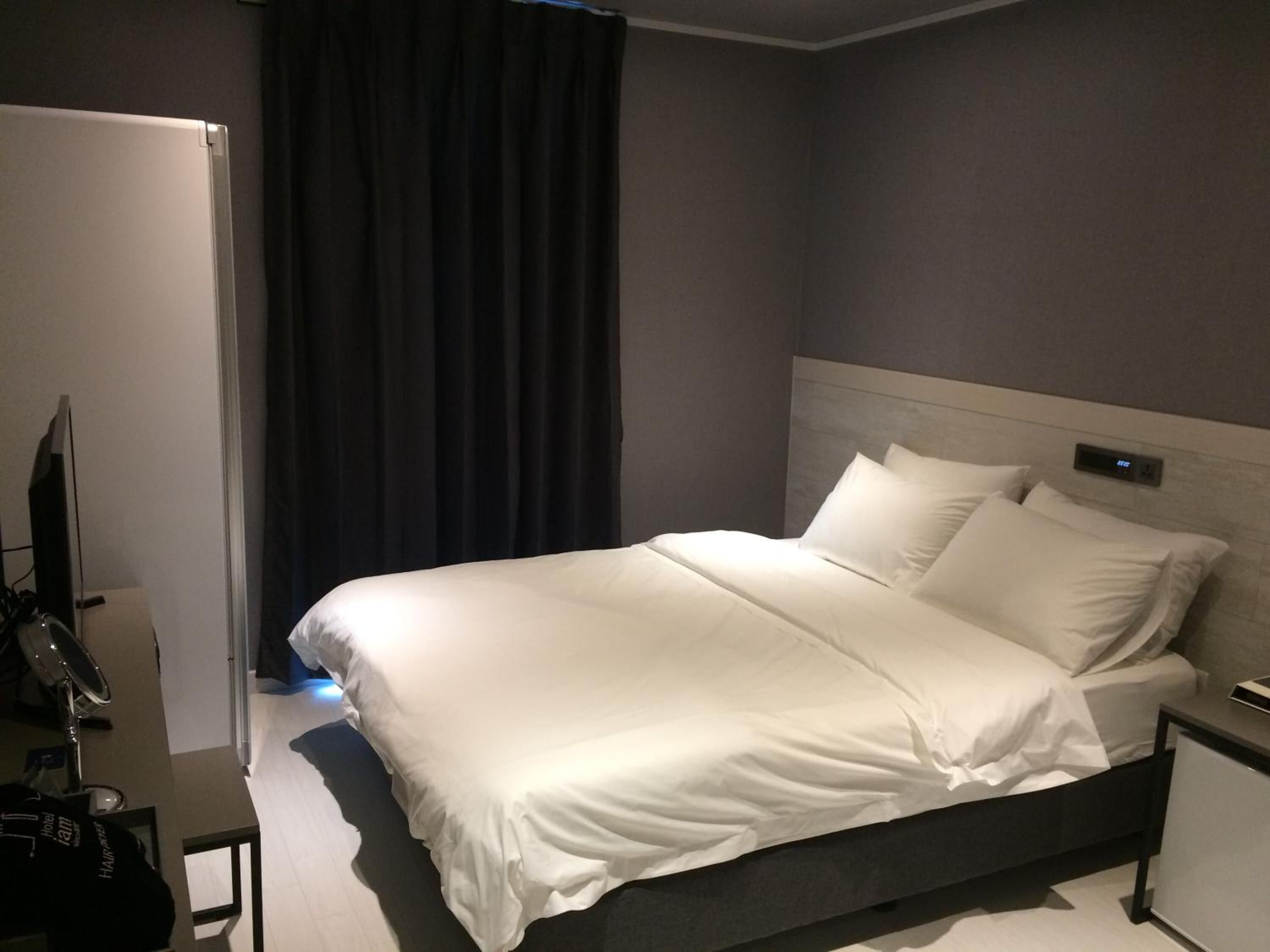 in-room safe, soundproofing, free wifi, bed sheets