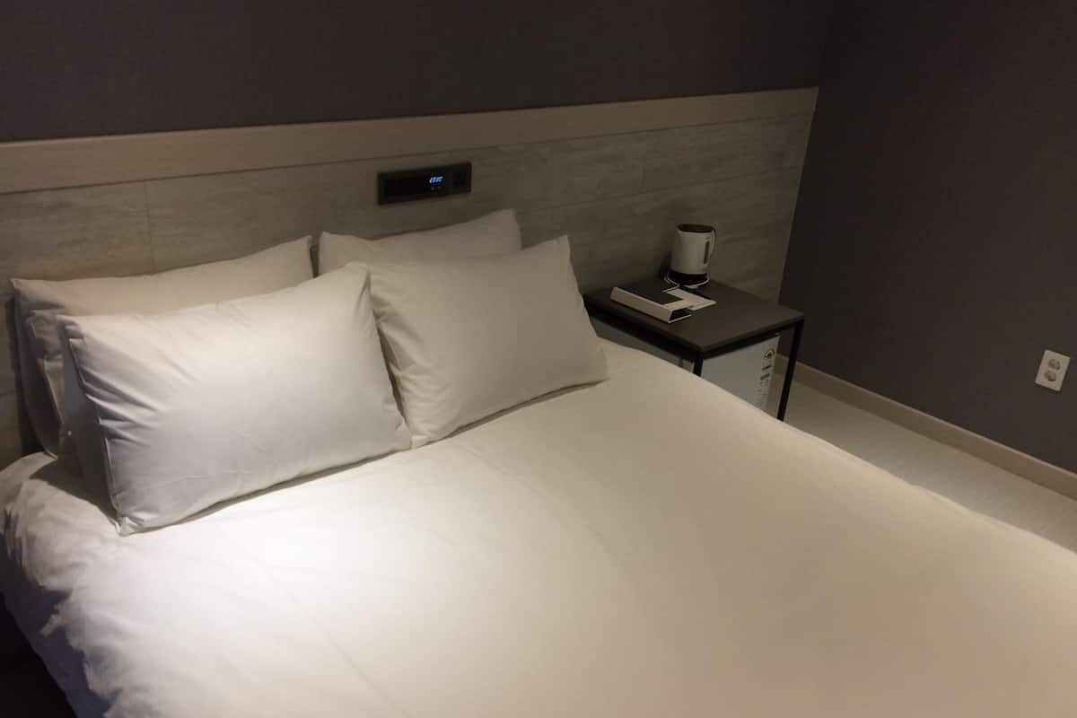 in-room safe, soundproofing, free wifi, bed sheets