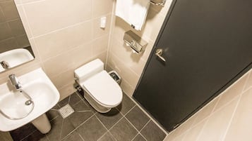 Kamar Deluks | Kamar mandi | Shower, perlengkapan mandi gratis, sandal, dan handuk