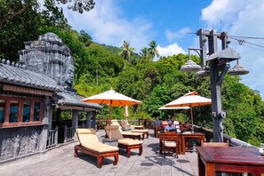 Se sirven desayunos, comidas, cenas y cocina tailandesa