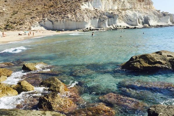 Una spiaggia nelle vicinanze