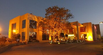 Fachada de la propiedad por la tarde o noche