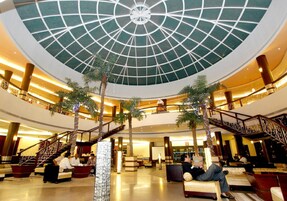 Área de estar no saguão