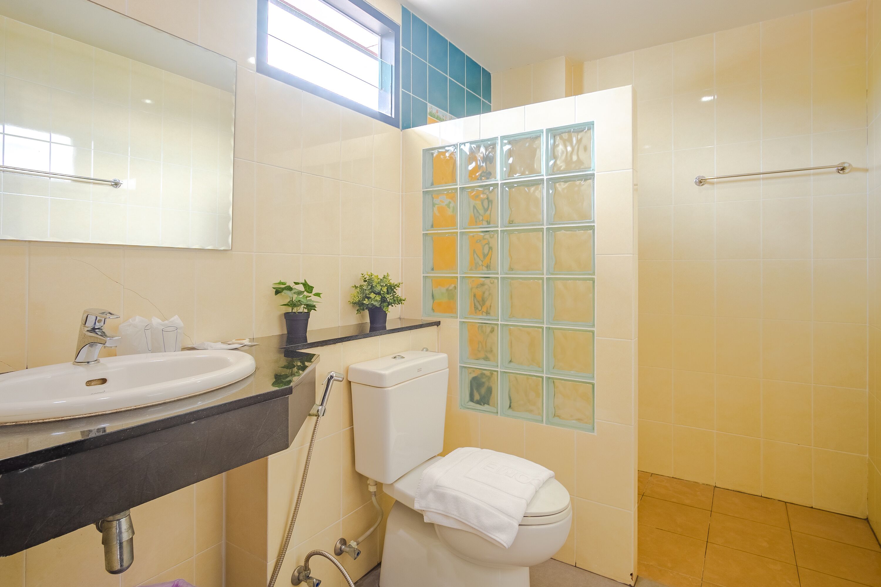 suite, 2 bedrooms | bathroom | shower, hair dryer, bidet, towels