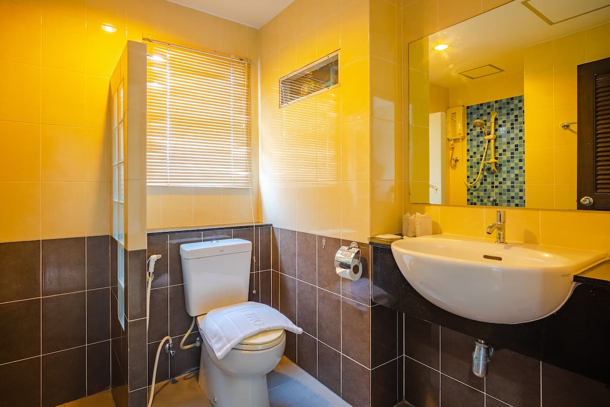 corner room | bathroom | shower, hair dryer, bidet, towels