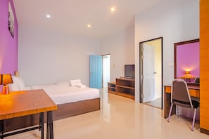 Minibar, tabla de planchar con plancha, wifi gratis y ropa de cama 