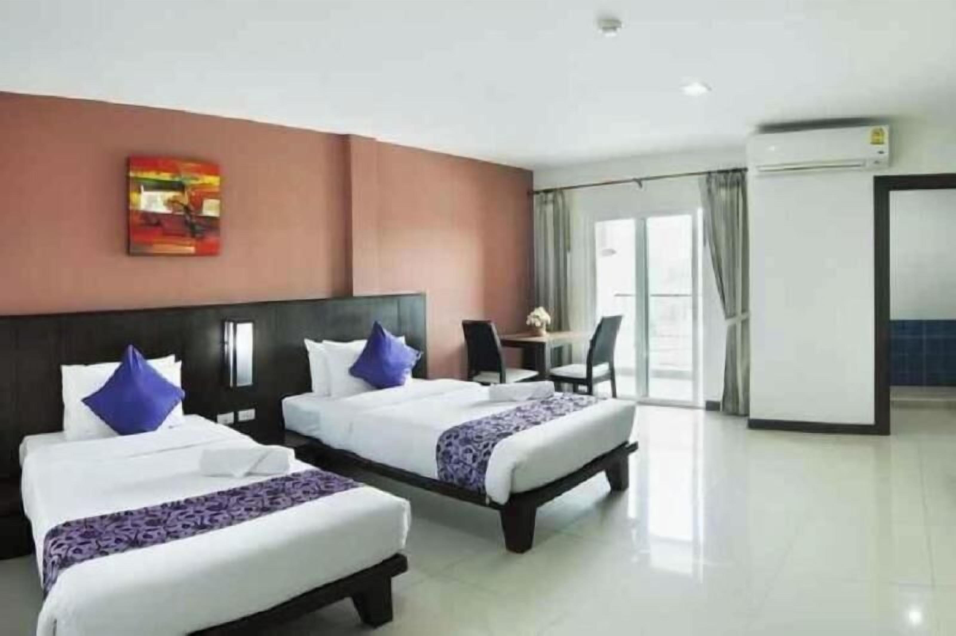 Minibar, iron/ironing board, free WiFi, bed sheets