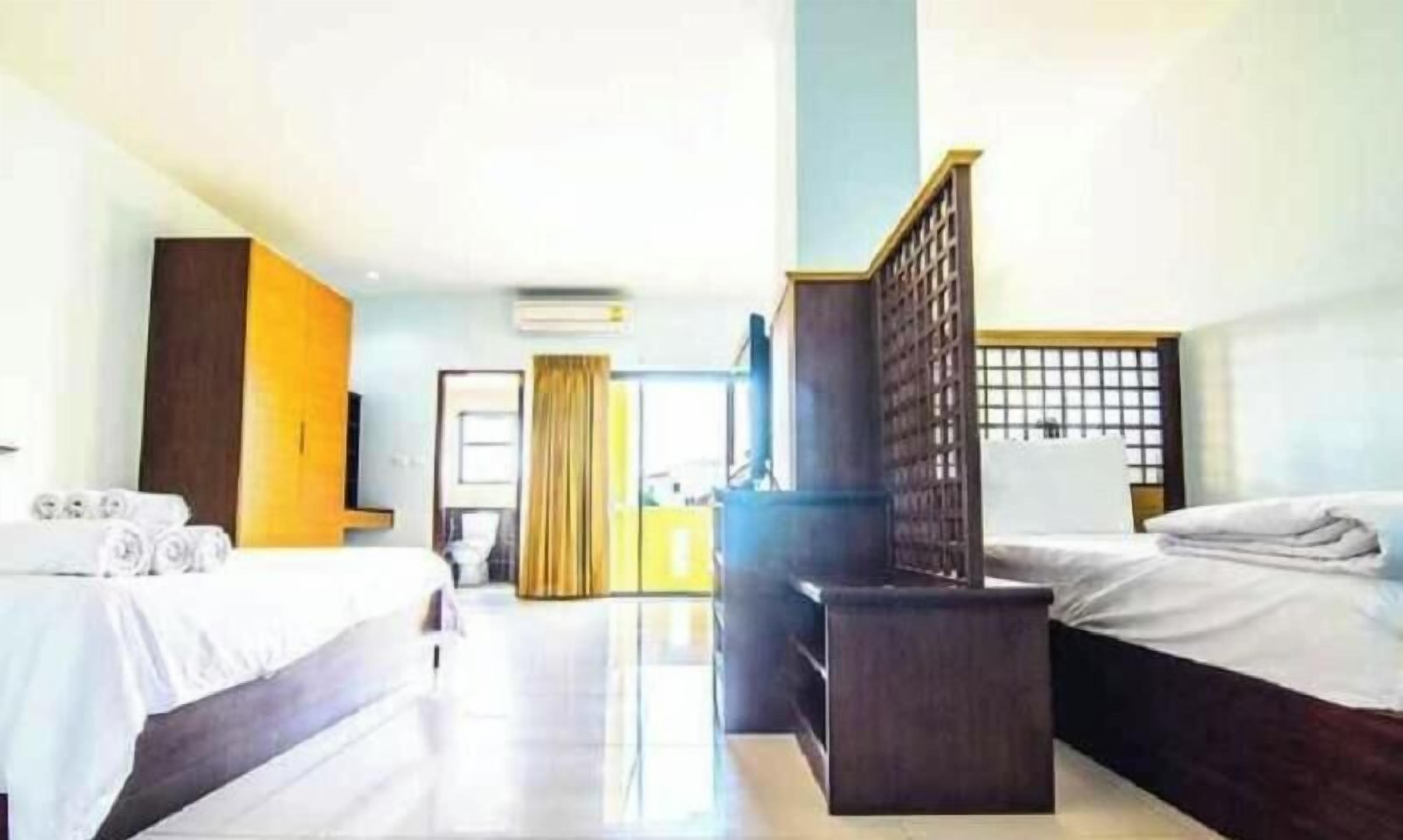 Minibar, iron/ironing board, free WiFi, bed sheets