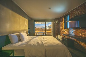 Deluxe-herbergi með tvíbreiðu rúmi - 1 tvíbreitt rúm - verönd - vísar út að hafi | Sérhannaðar innréttingar, sérvalin húsgögn, hljóðeinangrun