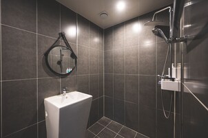 Artículos de tocador gratuitos, secador de pelo, pantuflas, bidet