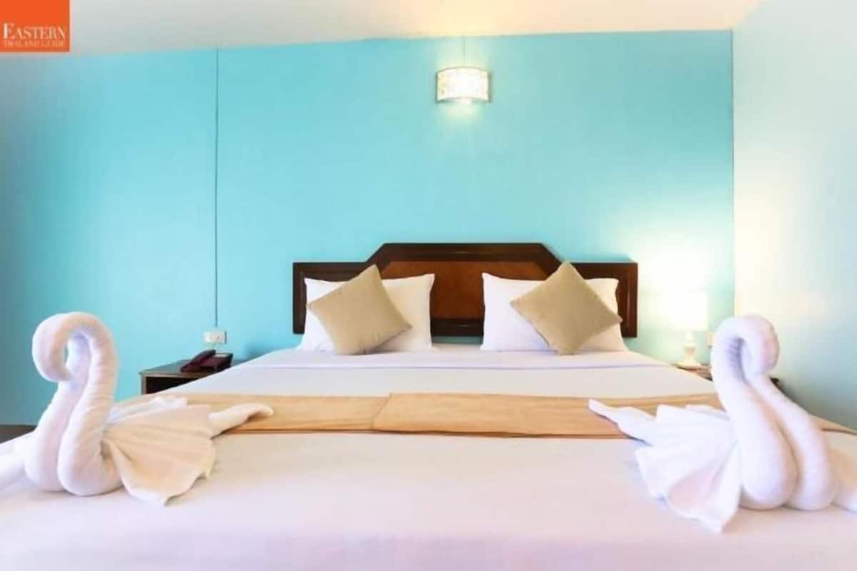 Desk, blackout curtains, free WiFi, bed sheets