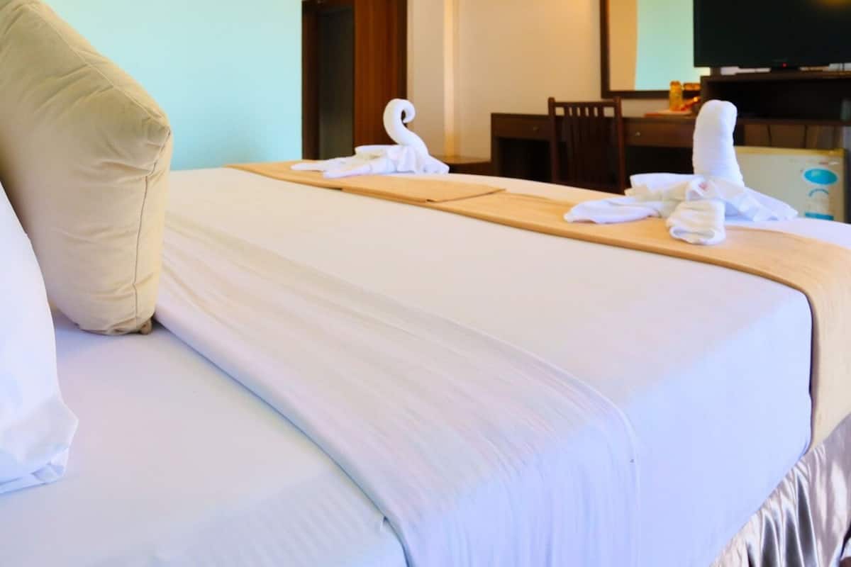 Habitación estándar, 1 cama King size | Escritorio, cortinas blackout, wifi gratis y ropa de cama