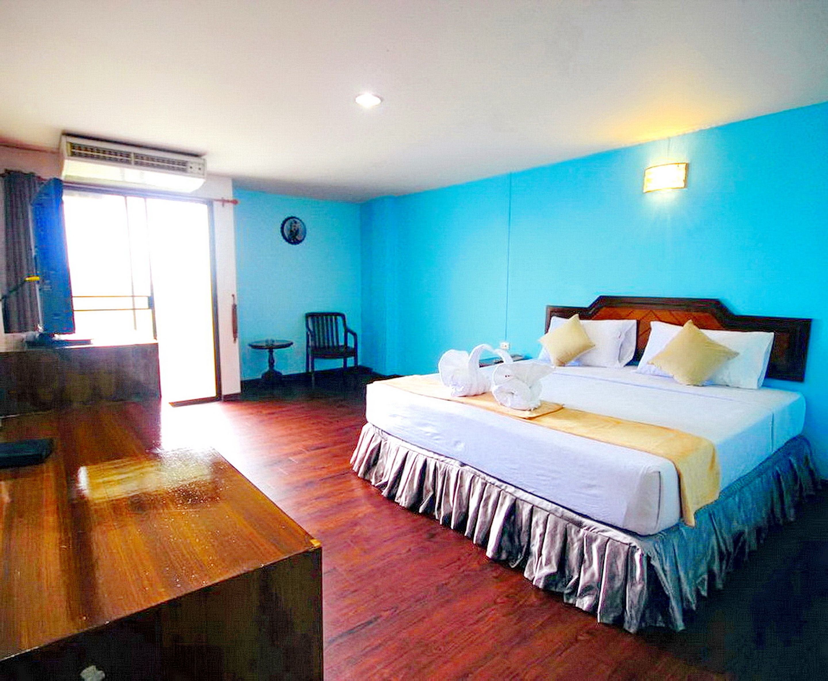 Standard Room, 1 King Bed | Desk, blackout drapes, free WiFi, bed sheets