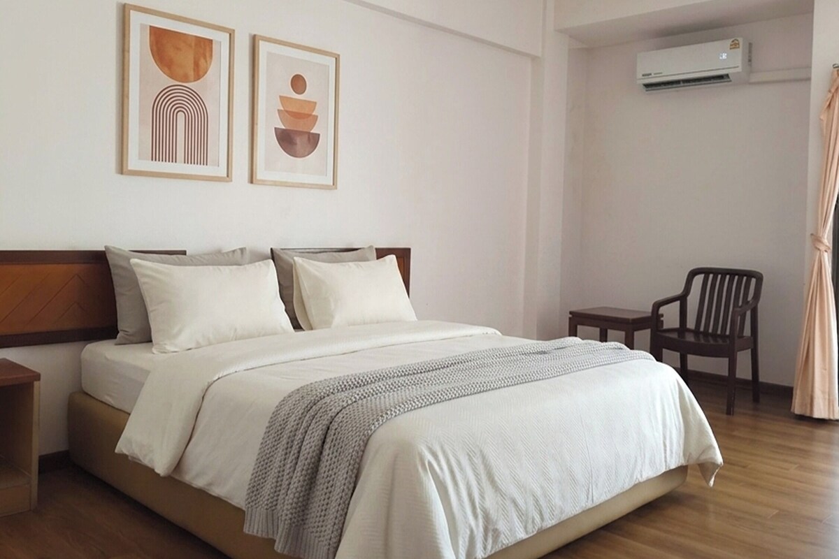 Habitación estándar, 1 cama King size | Escritorio, cortinas blackout, wifi gratis y ropa de cama 