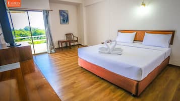 Standard Room, 1 King Bed | Desk, blackout curtains, free WiFi, bed sheets