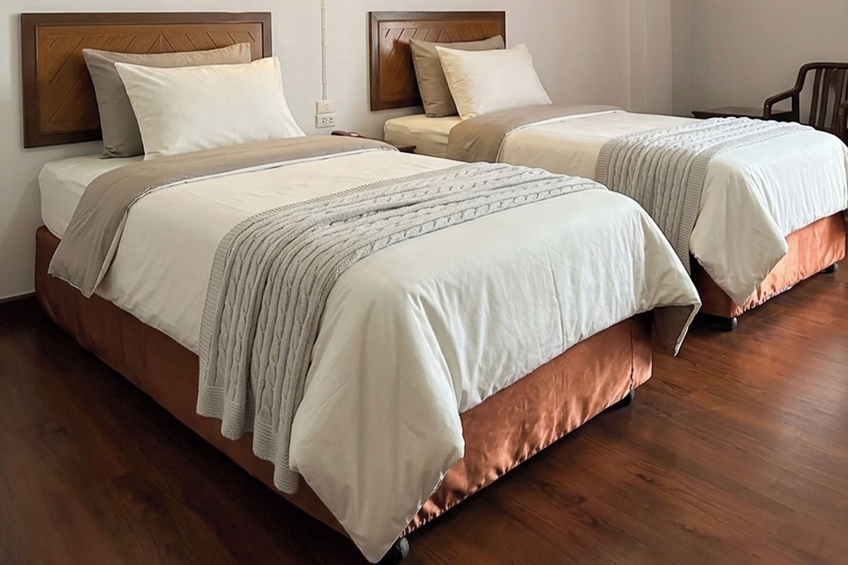 Habitación estándar con 2 camas individuales | Escritorio, cortinas blackout, wifi gratis y ropa de cama 