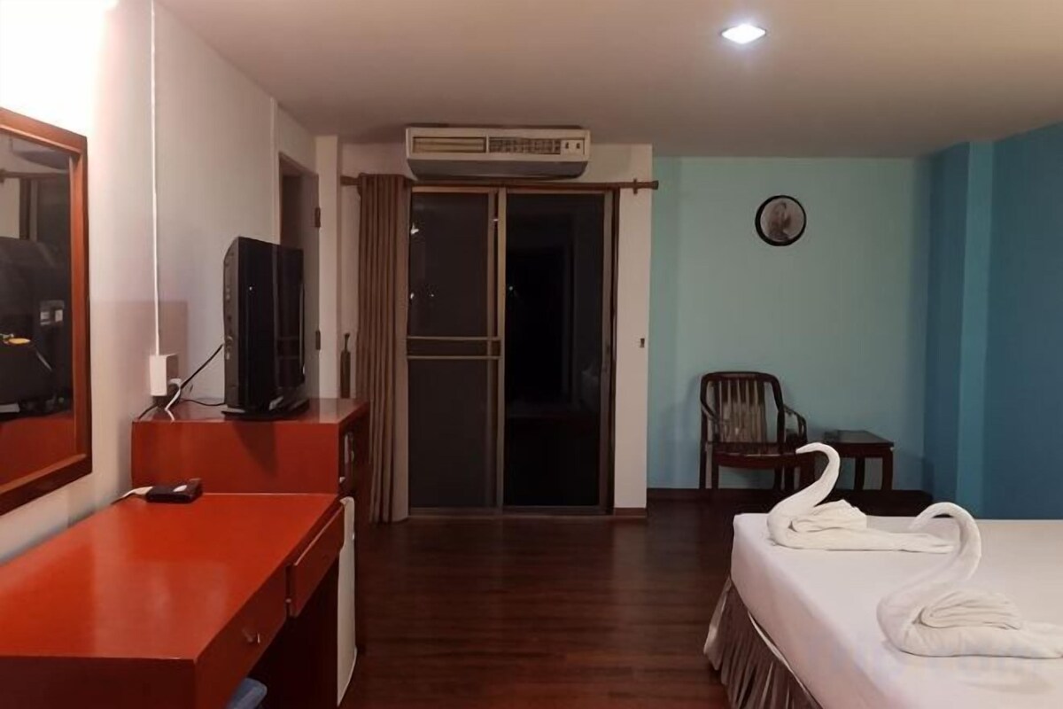 Desk, blackout drapes, WiFi (free), bed sheets