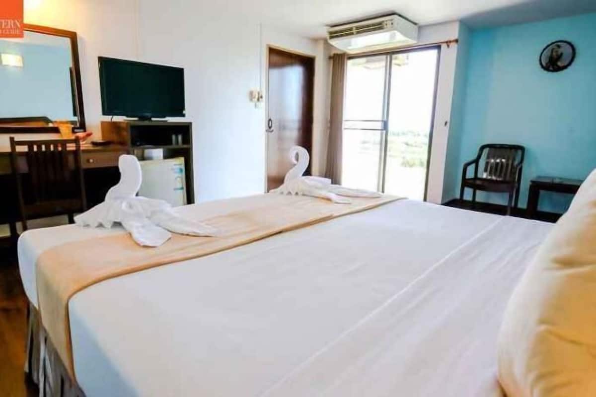 Desk, blackout curtains, free WiFi, bed sheets