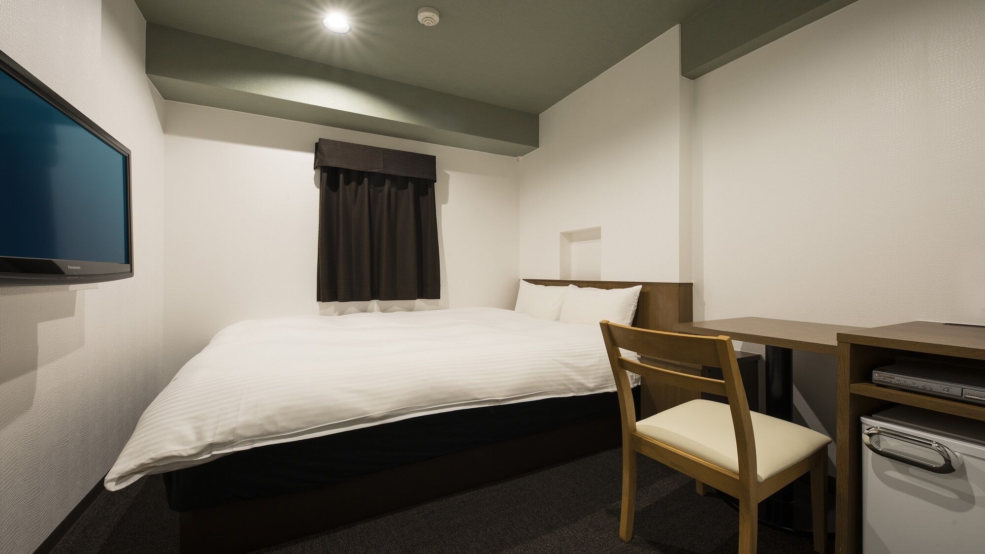 Blackout drapes, WiFi (free), bed sheets