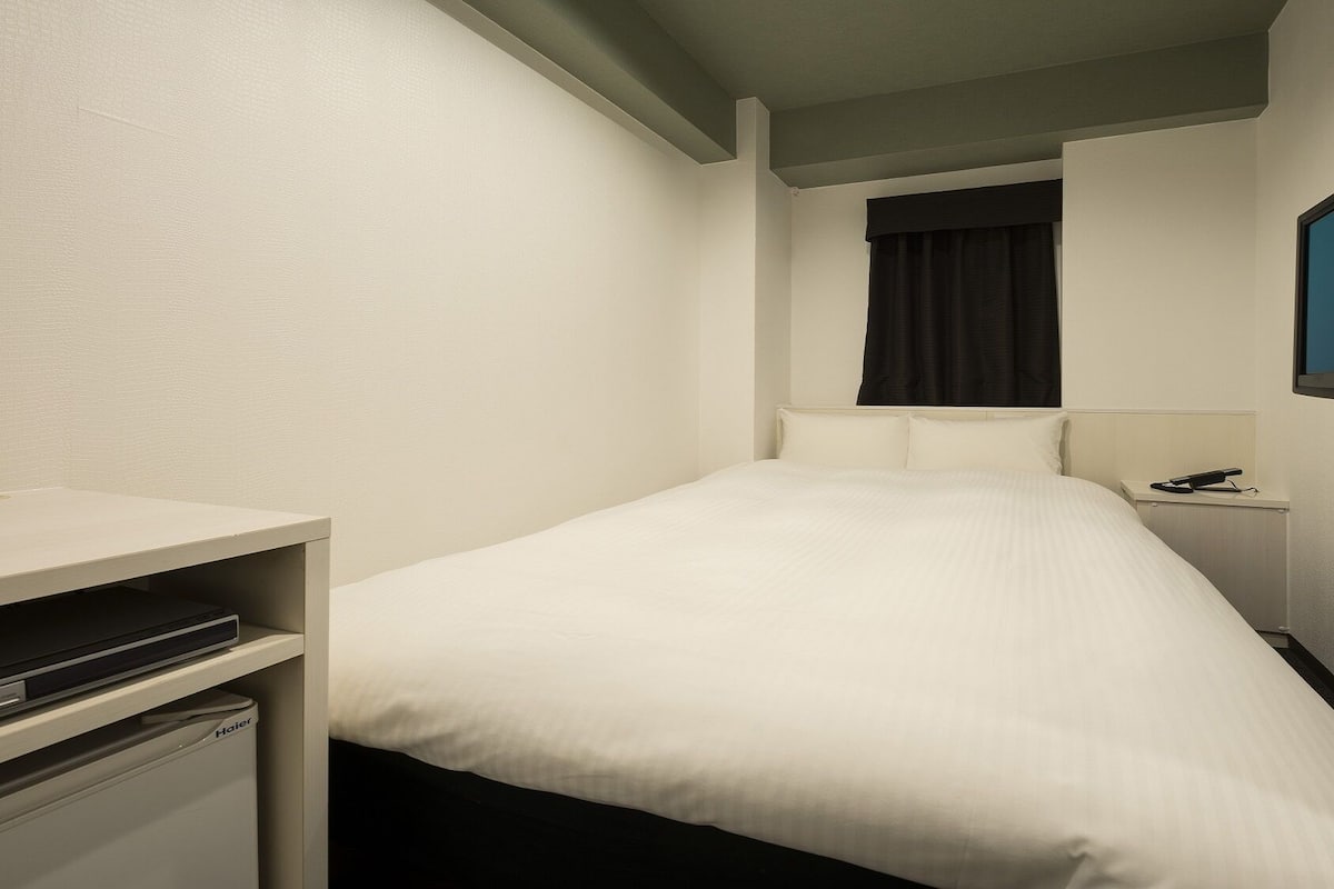 Blackout curtains, free WiFi, bed sheets