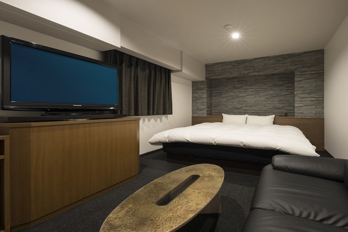 Blackout curtains, free WiFi, bed sheets
