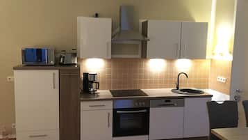Kühlschrank, Mikrowelle, Herdplatte, Wasserkocher mit Kaffee-/Teezubehör