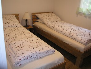 2 dormitorios, escritorio, ropa de cama