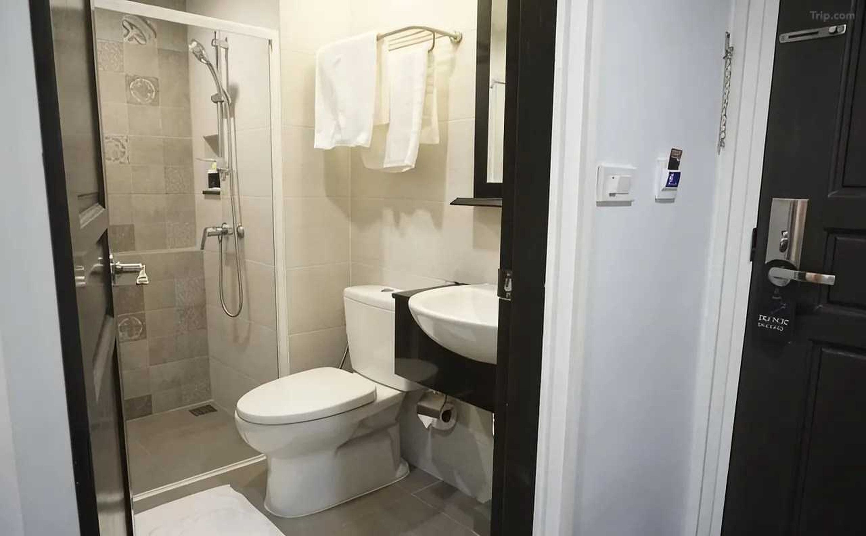 Un baño con ducha, inodoro y lavamanos.