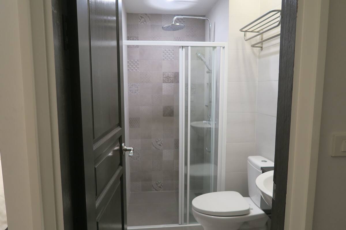 shower, free toiletries, hair dryer, bidet