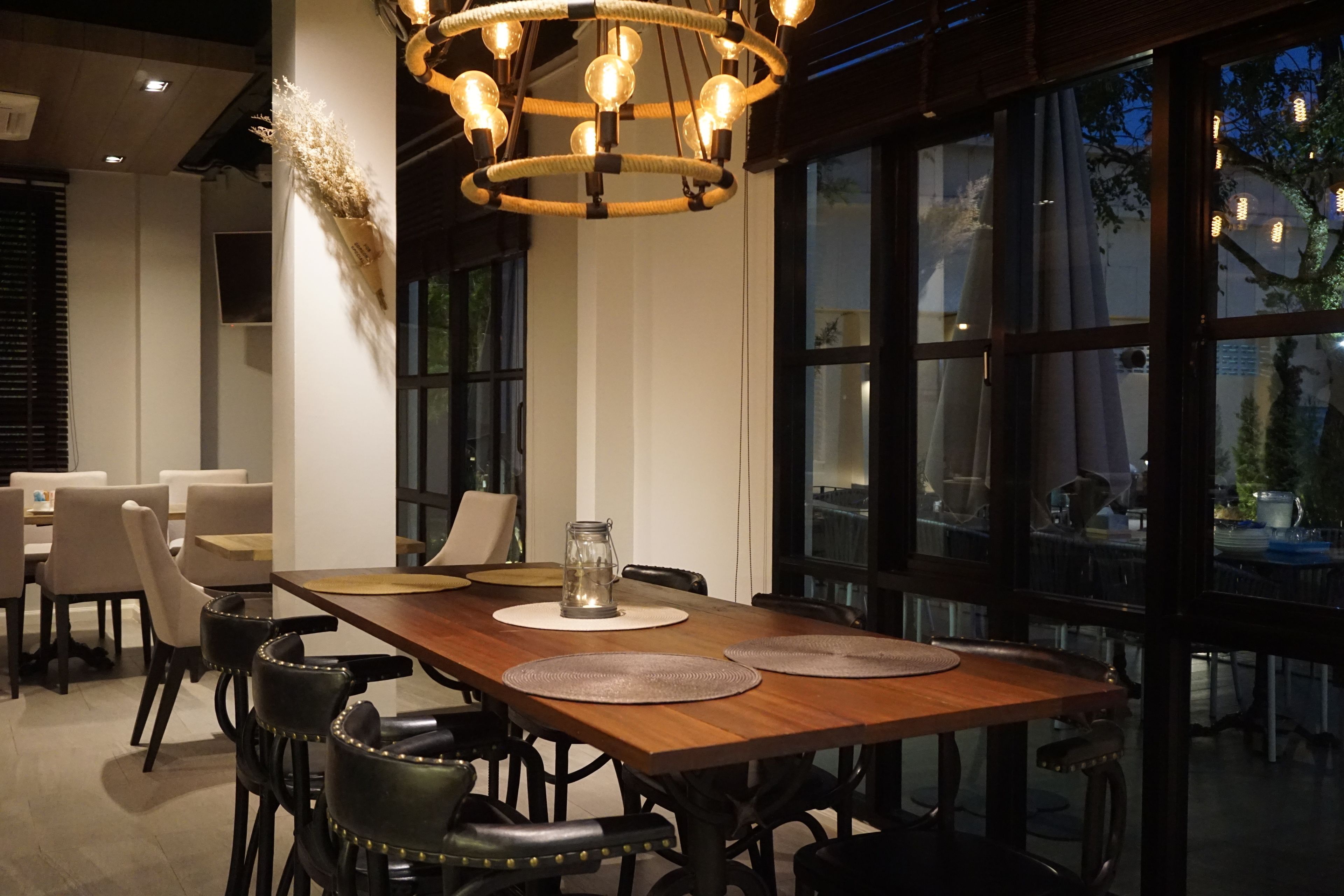 breakfast, lunch, dinner served; international cuisine, garden views