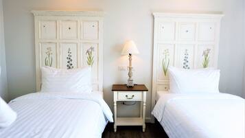 Deluxe Twin Room, 2 Twin Beds, Non Smoking | Desk, iron/ironing board, rollaway beds, free WiFi