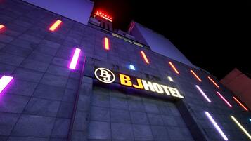 Vista frontal de la propiedad por la tarde o noche