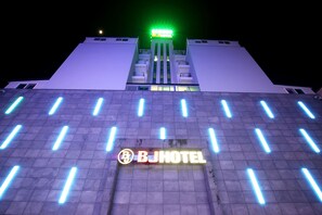 Bagian depan properti - sore/malam