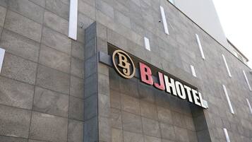 Vista frontal de la propiedad