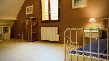 5 bedrooms, iron/ironing board, travel crib, free WiFi