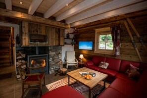 Una Smart TV, una chimenea, un reproductor de DVD, un futbolín