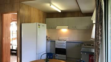 Cabaña, 2 habitaciones, baño privado | Cocina privada | Frigorífico, microondas, cafetera o tetera y hervidor eléctrico