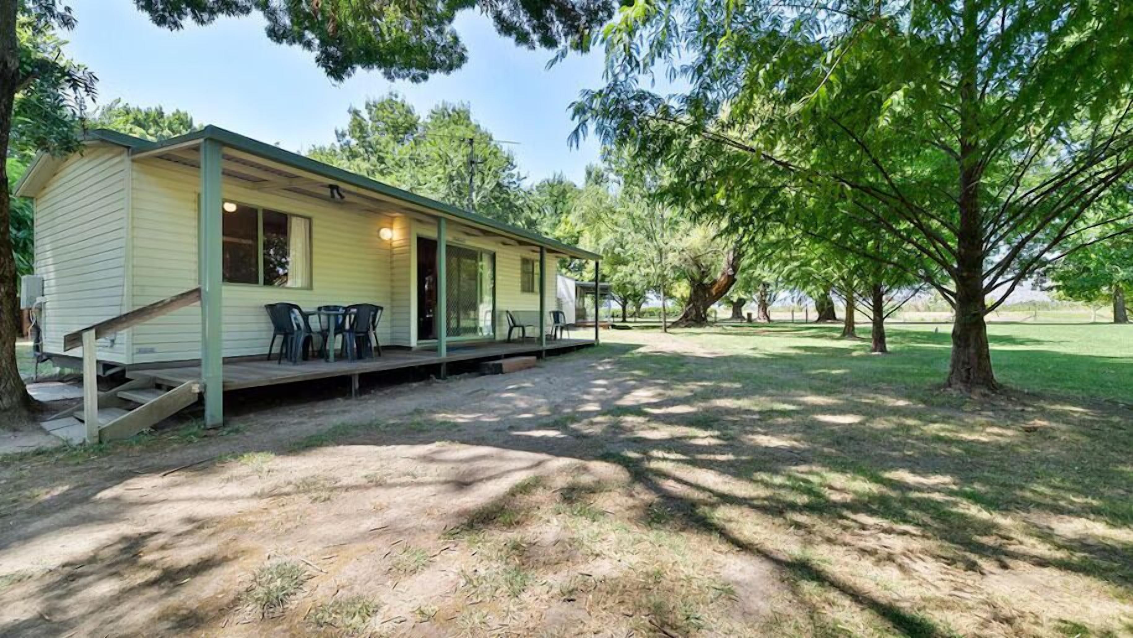 Chalet rustique, 2 chambres, salle de bain attenante | Terrasse/patio