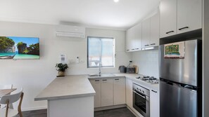 Deluxe Cabin | Private kitchen | Fridge, microwave, coffee/tea maker, electric kettle - Colac Colac Caravan Park (Colac Colac)