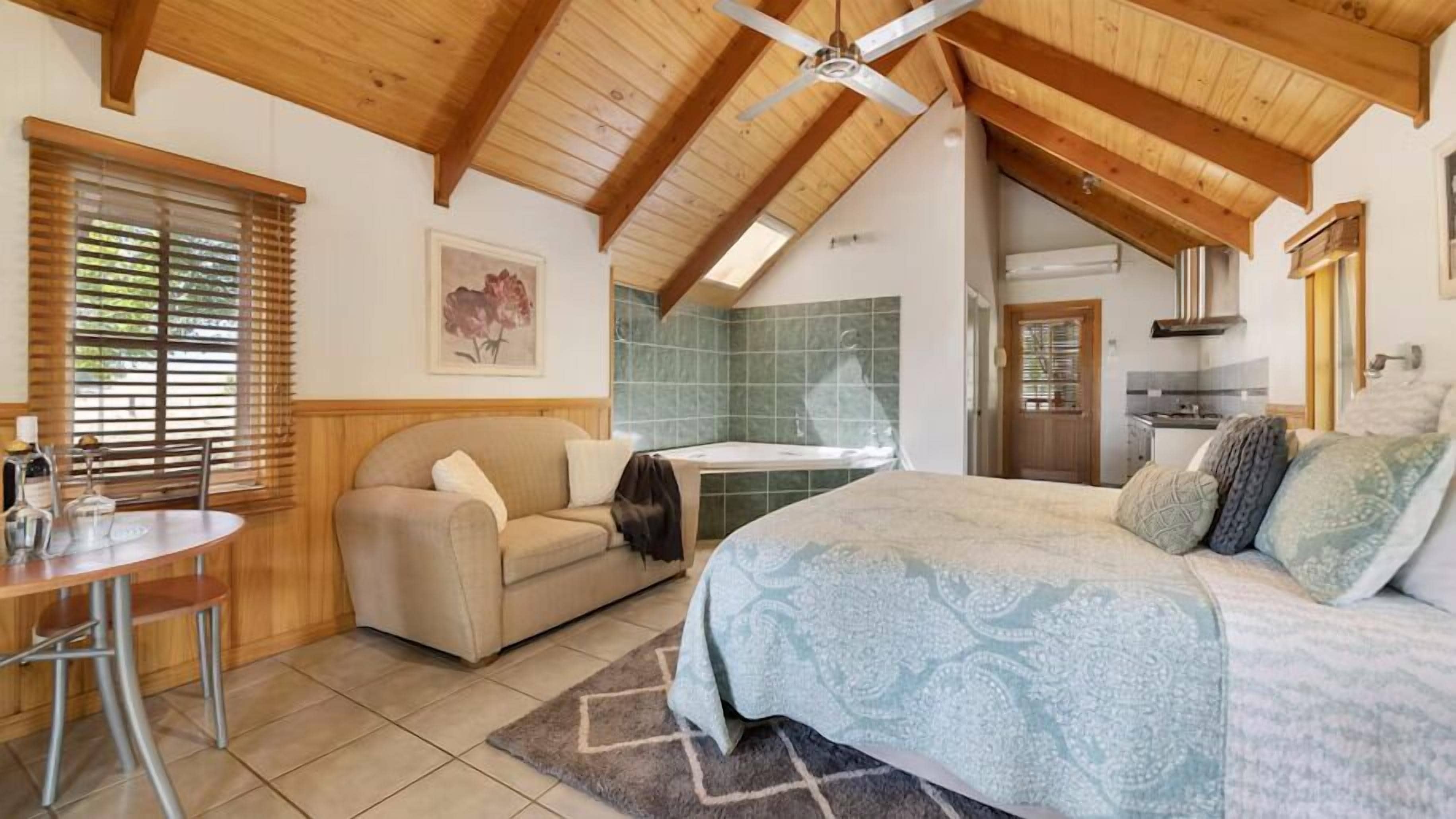 Chalet rustique luxueux | Fer et planche à repasser, accès au Wi-Fi (inclus), literie fournie