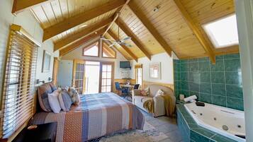 Luxury Cabin | Iron/ironing board, free WiFi, bed sheets