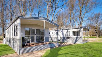 Deluxe Cabin | Terrace/patio