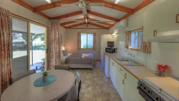 Cabaña, baño privado | Servicio de comidas en la habitación
