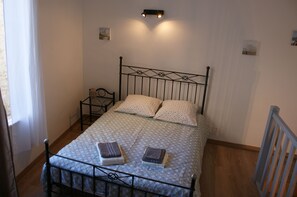 1 bedroom, iron/ironing board, free WiFi, bed sheets - Fully refurbished duplex in the city center for 2 to 4 people (Villeneuve-Lès-Avignon)