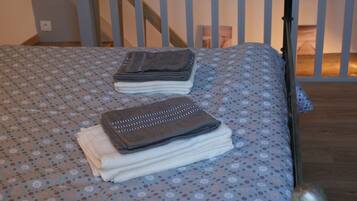 1 chambre, fer et planche Ă  repasser, Wi-Fi gratuit, draps fournis