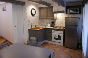 Réfrigérateur, micro-ondes, four, plaque de cuisson