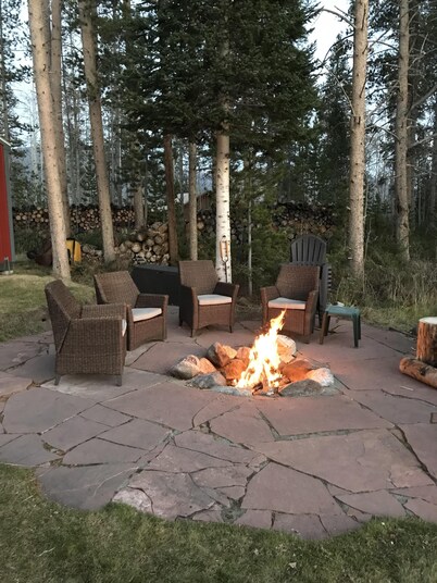 Moose Manor-Beautiful, Relaxing, Private, Clean!Family & Pet Friendly-Low Rates